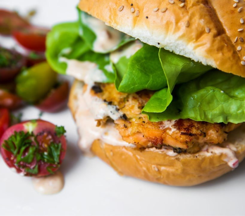 Crab cakes with asparagus and dill